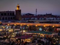 La folla nella piazza centrale di Marrakech, con il mercato del giorno