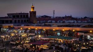 La folla nella piazza centrale di Marrakech, con il mercato del giorno