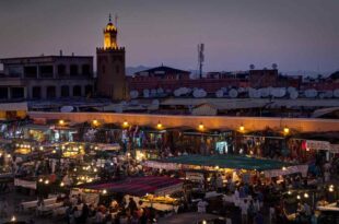 La folla nella piazza centrale di Marrakech, con il mercato del giorno