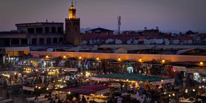 La folla nella piazza centrale di Marrakech, con il mercato del giorno